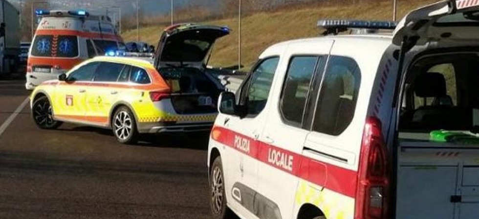 L'auto invade la corsia opposta e si schianta contro un altro veicolo